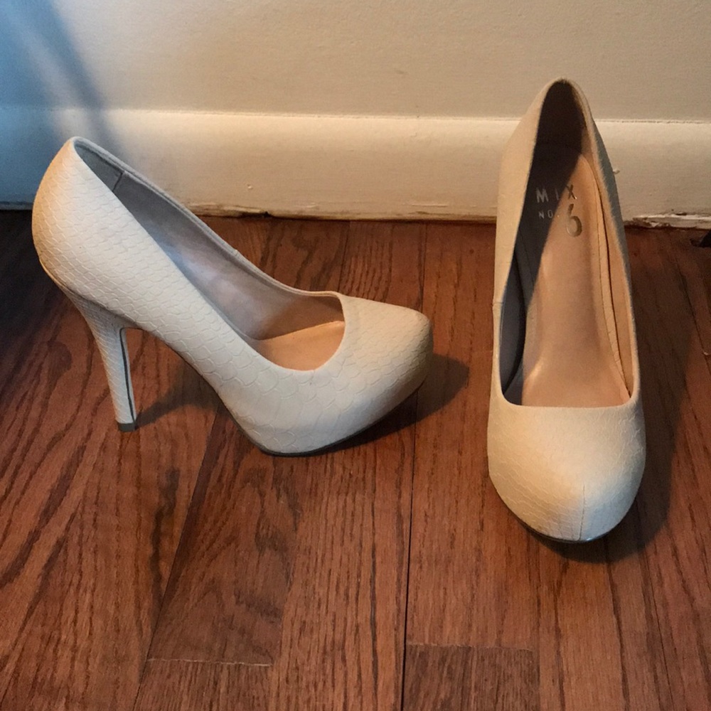 Cream Mix No. 6 pumps. Size 6